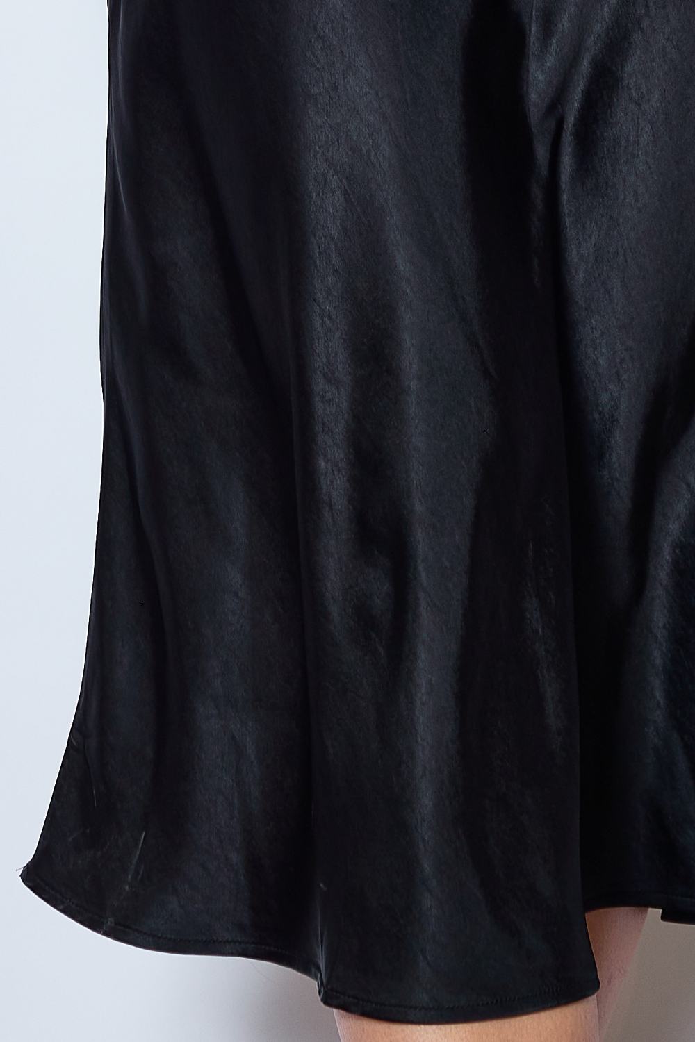 Réf. 41051 - Jupe longueur midi à la coupe évasée. Taille plate sans ceinture apparente pour un fini épuré. Matière satinée offrant un tombé souple et élégant. Fermeture discrète sur le côté.