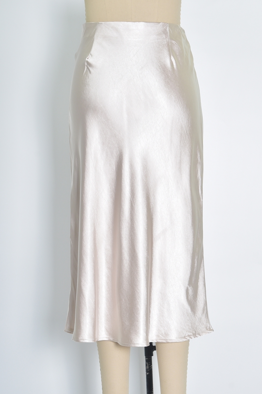 Réf. 41051A - Jupe longueur midi à la coupe évasée. Taille plate sans ceinture apparente pour un fini épuré. Matière satinée offrant un tombé souple et élégant. Fermeture discrète sur le côté.