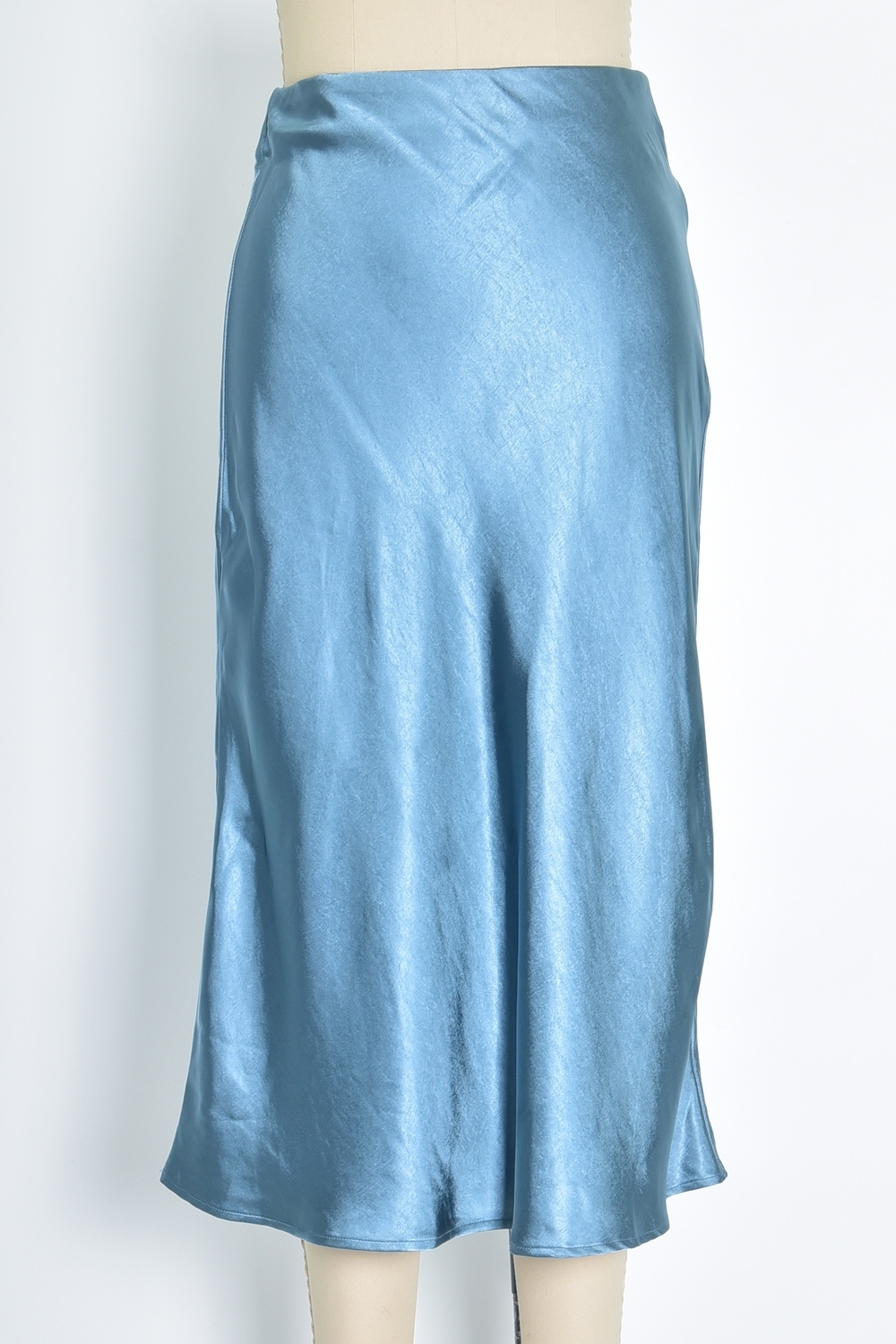 Réf. 41051B - Jupe longueur midi à la coupe évasée. Taille plate sans ceinture apparente pour un fini épuré. Matière satinée offrant un tombé souple et élégant. Fermeture discrète sur le côté.