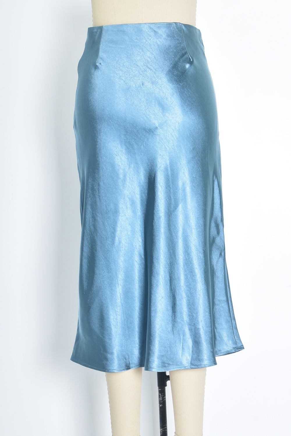 Réf. 41051B - Jupe longueur midi à la coupe évasée. Taille plate sans ceinture apparente pour un fini épuré. Matière satinée offrant un tombé souple et élégant. Fermeture discrète sur le côté.