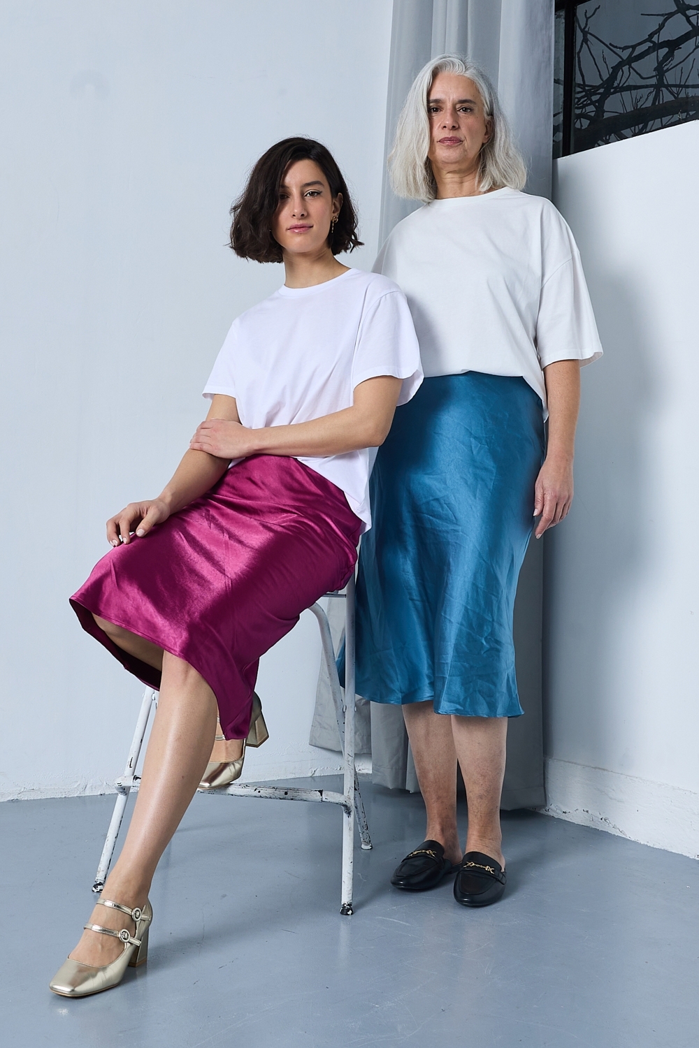 Réf. 41051B - Jupe longueur midi à la coupe évasée. Taille plate sans ceinture apparente pour un fini épuré. Matière satinée offrant un tombé souple et élégant. Fermeture discrète sur le côté.