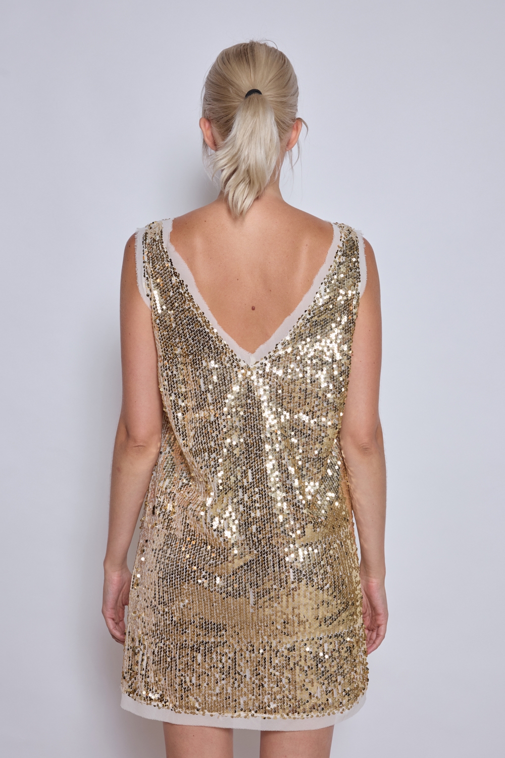 Réf. 47014 - Robe droite avec encolure en V et larges bretelles. Surface entièrement recouverte de sequins pour un effet texturé. Doublure intérieure fine assurant le confort.