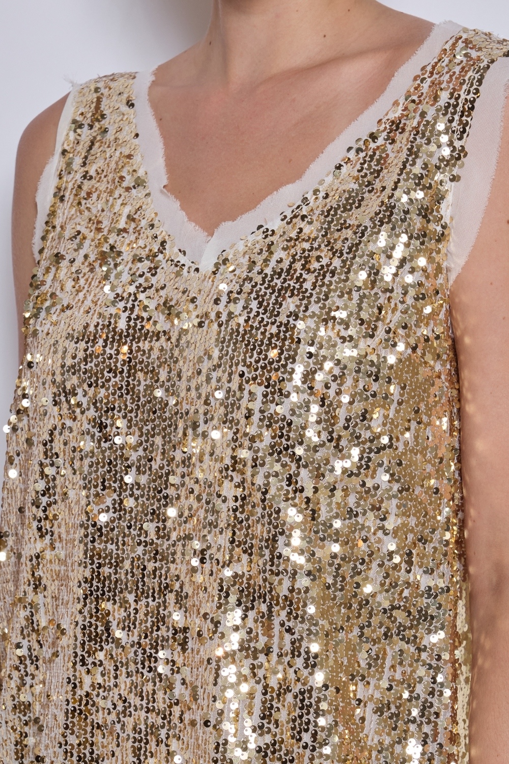 Réf. 47014 - Robe droite avec encolure en V et larges bretelles. Surface entièrement recouverte de sequins pour un effet texturé. Doublure intérieure fine assurant le confort.