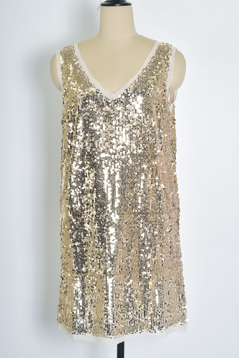 Réf. 47014 - Robe droite avec encolure en V et larges bretelles. Surface entièrement recouverte de sequins pour un effet texturé. Doublure intérieure fine assurant le confort.