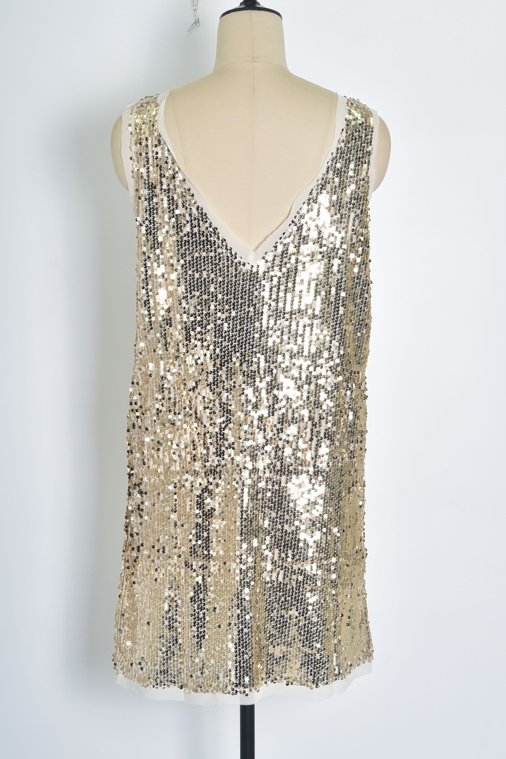 Réf. 47014 - Robe droite avec encolure en V et larges bretelles. Surface entièrement recouverte de sequins pour un effet texturé. Doublure intérieure fine assurant le confort.