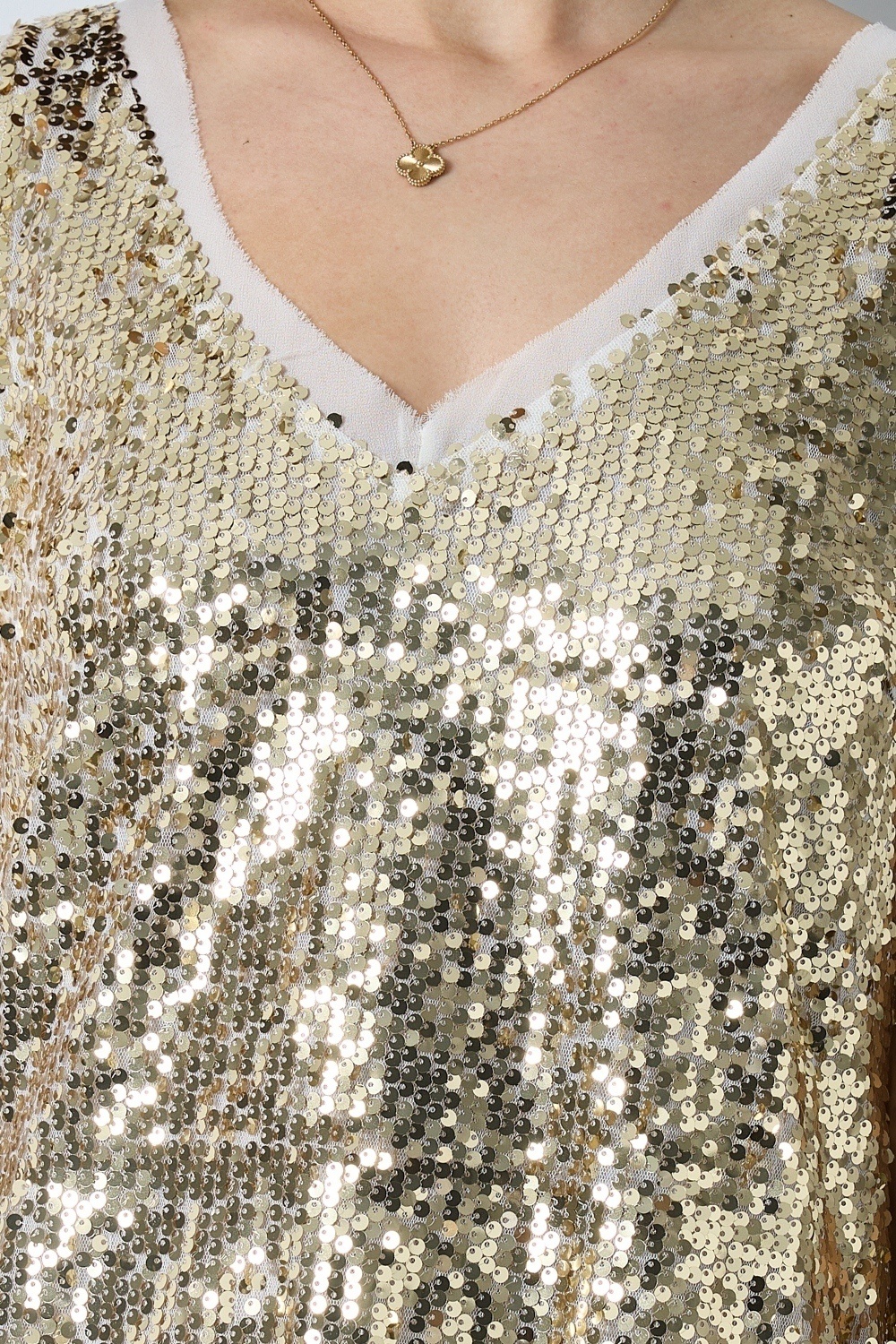 Réf. 47014 - Robe droite avec encolure en V et larges bretelles. Surface entièrement recouverte de sequins pour un effet texturé. Doublure intérieure fine assurant le confort.