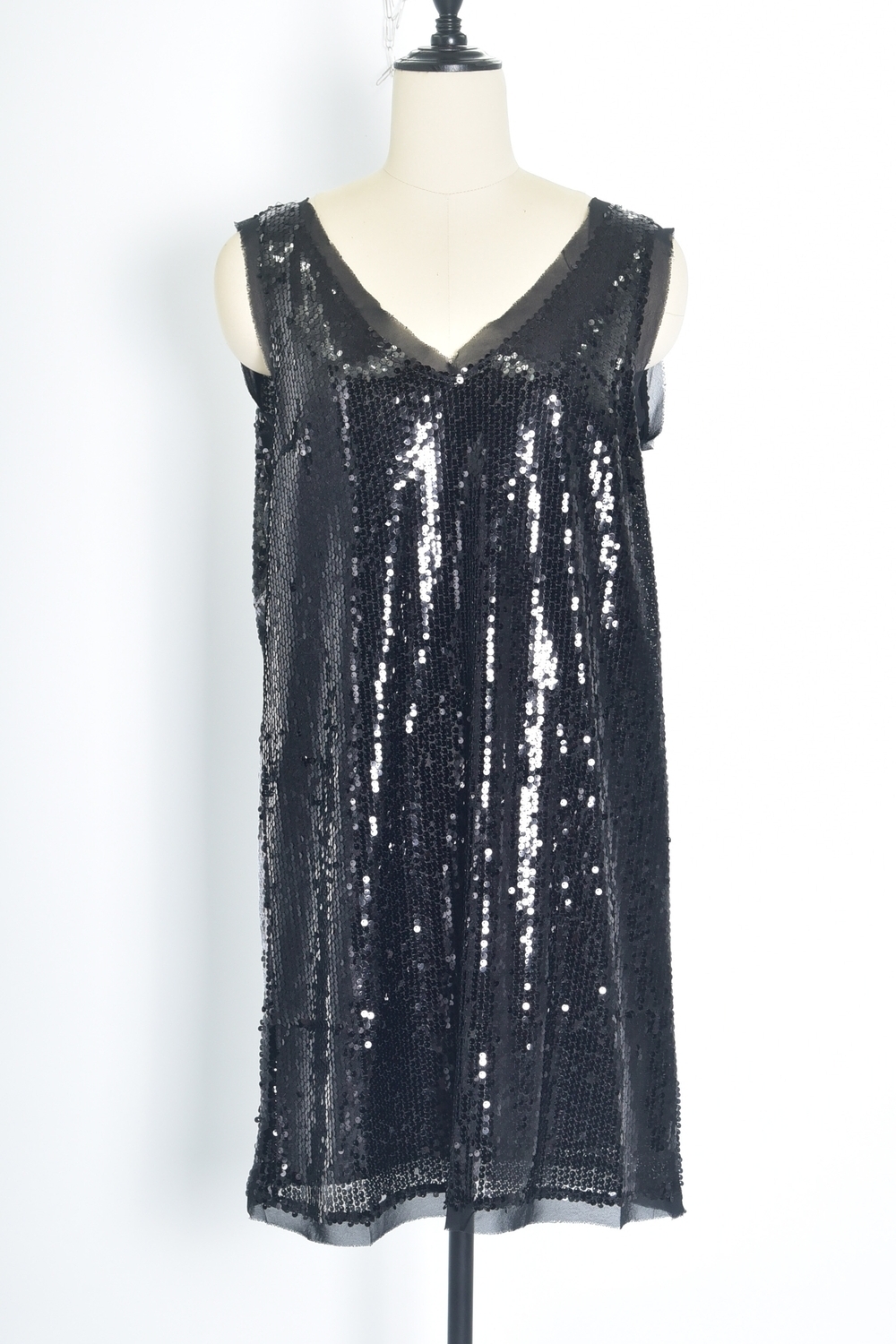 Réf. 47014A - Robe droite avec encolure en V et larges bretelles. Surface entièrement recouverte de sequins pour un effet texturé. Doublure intérieure fine assurant le confort.