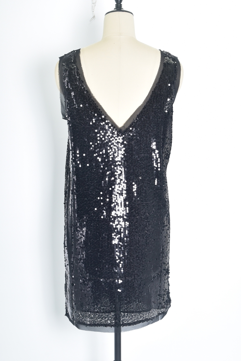 Réf. 47014A - Robe droite avec encolure en V et larges bretelles. Surface entièrement recouverte de sequins pour un effet texturé. Doublure intérieure fine assurant le confort.