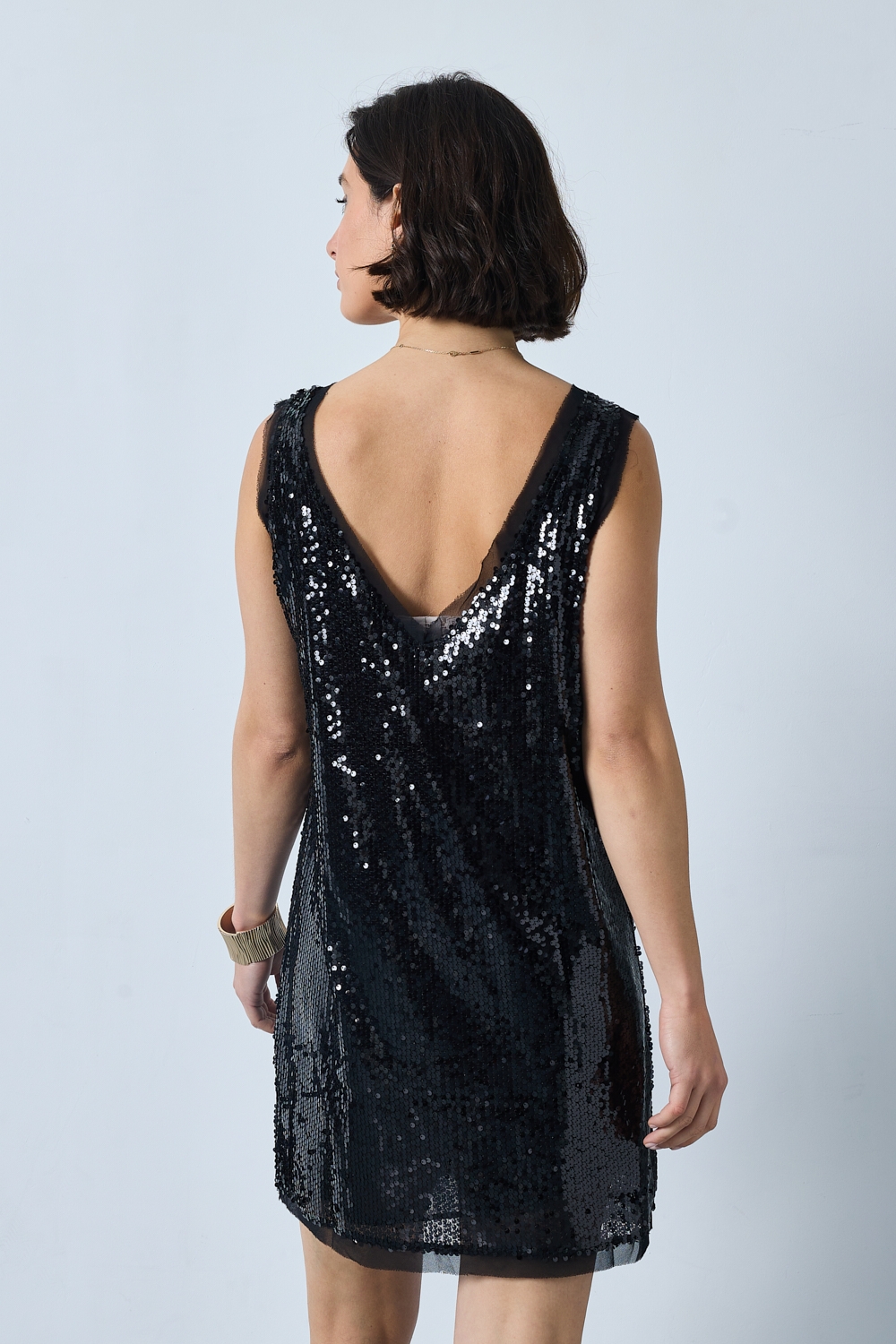 Réf. 47014A - Robe droite avec encolure en V et larges bretelles. Surface entièrement recouverte de sequins pour un effet texturé. Doublure intérieure fine assurant le confort.