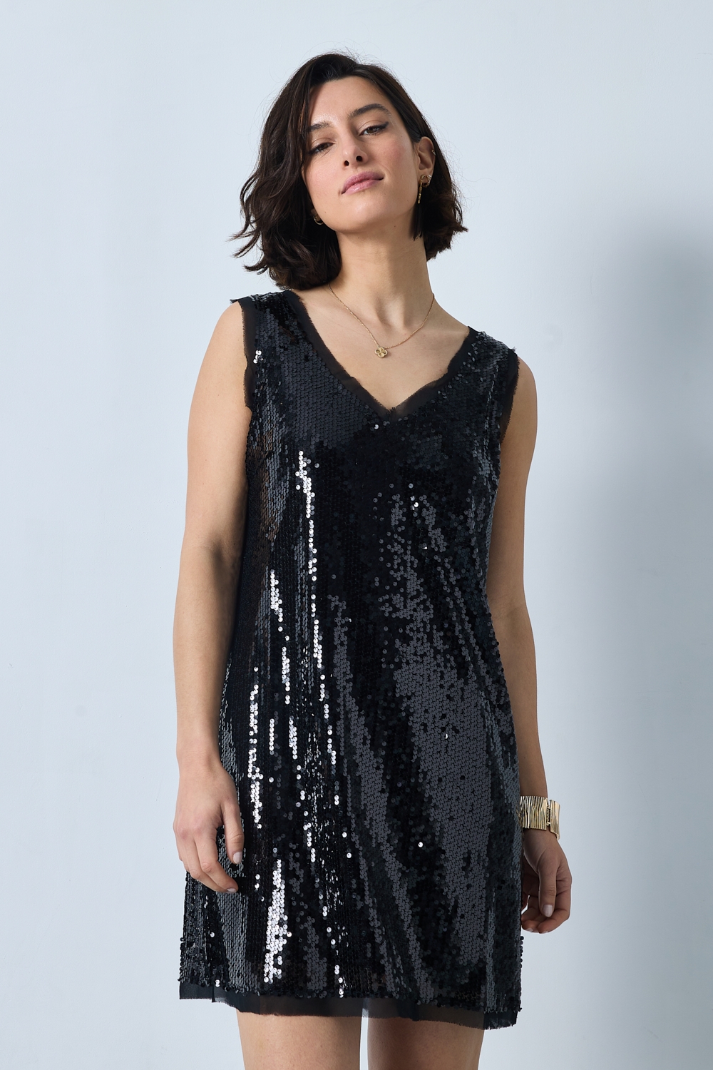 Réf. 47014A - Robe droite avec encolure en V et larges bretelles. Surface entièrement recouverte de sequins pour un effet texturé. Doublure intérieure fine assurant le confort.