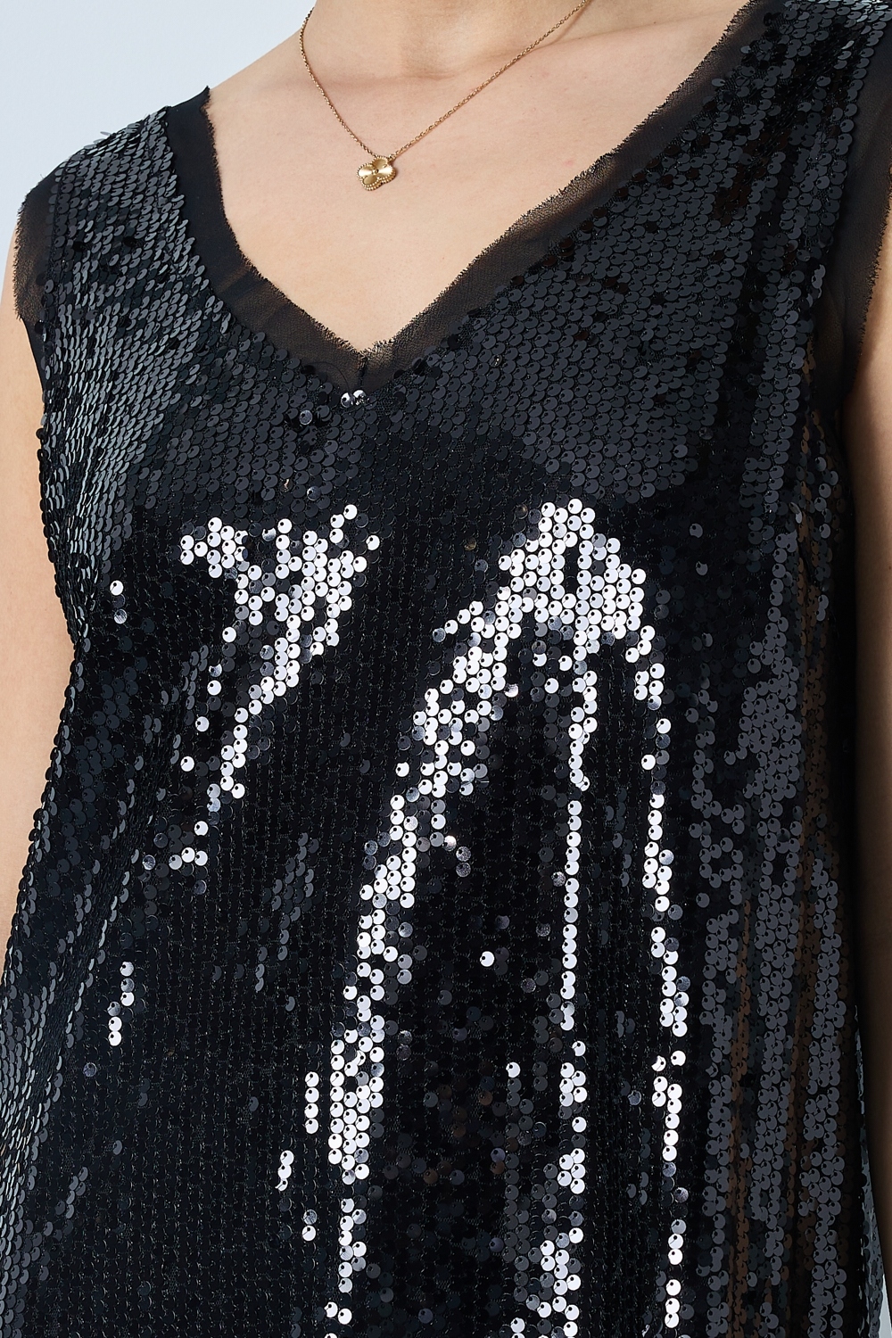 Réf. 47014A - Robe droite avec encolure en V et larges bretelles. Surface entièrement recouverte de sequins pour un effet texturé. Doublure intérieure fine assurant le confort.