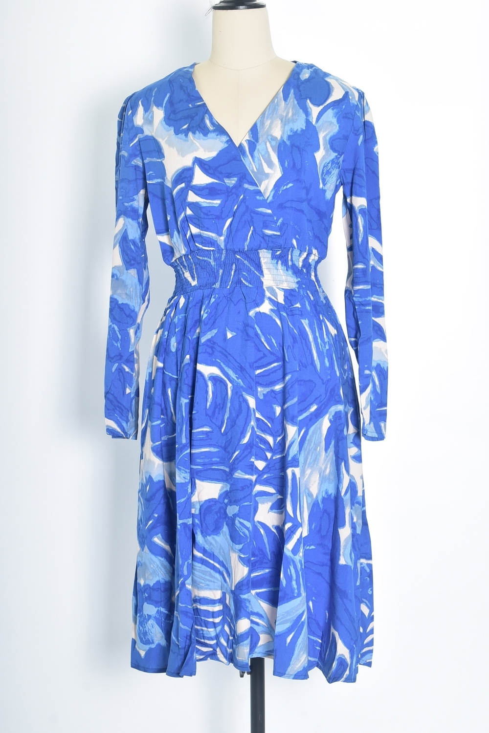 Réf. 47074 - Robe fluide avec encolure en V croisée et taille marquée par un élastique. Jupe évasée offrant un mouvement ample et léger. Finitions discrètes aux poignets et à l'ourlet.