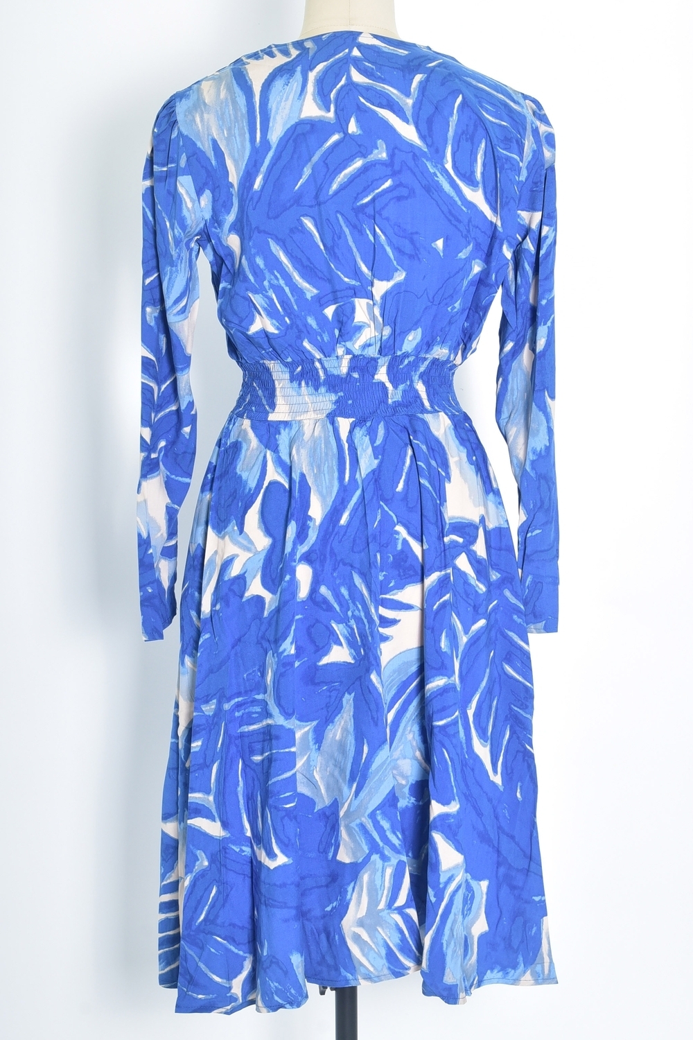 Réf. 47074 - Robe fluide avec encolure en V croisée et taille marquée par un élastique. Jupe évasée offrant un mouvement ample et léger. Finitions discrètes aux poignets et à l'ourlet.