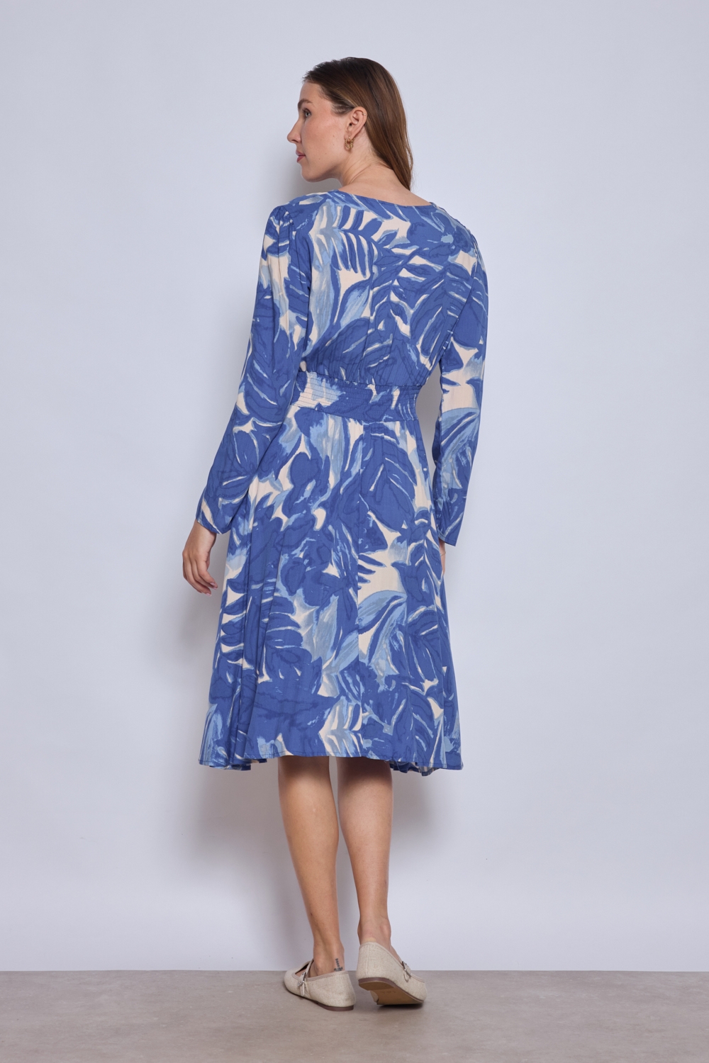 Réf. 47074 - Robe fluide avec encolure en V croisée et taille marquée par un élastique. Jupe évasée offrant un mouvement ample et léger. Finitions discrètes aux poignets et à l'ourlet.