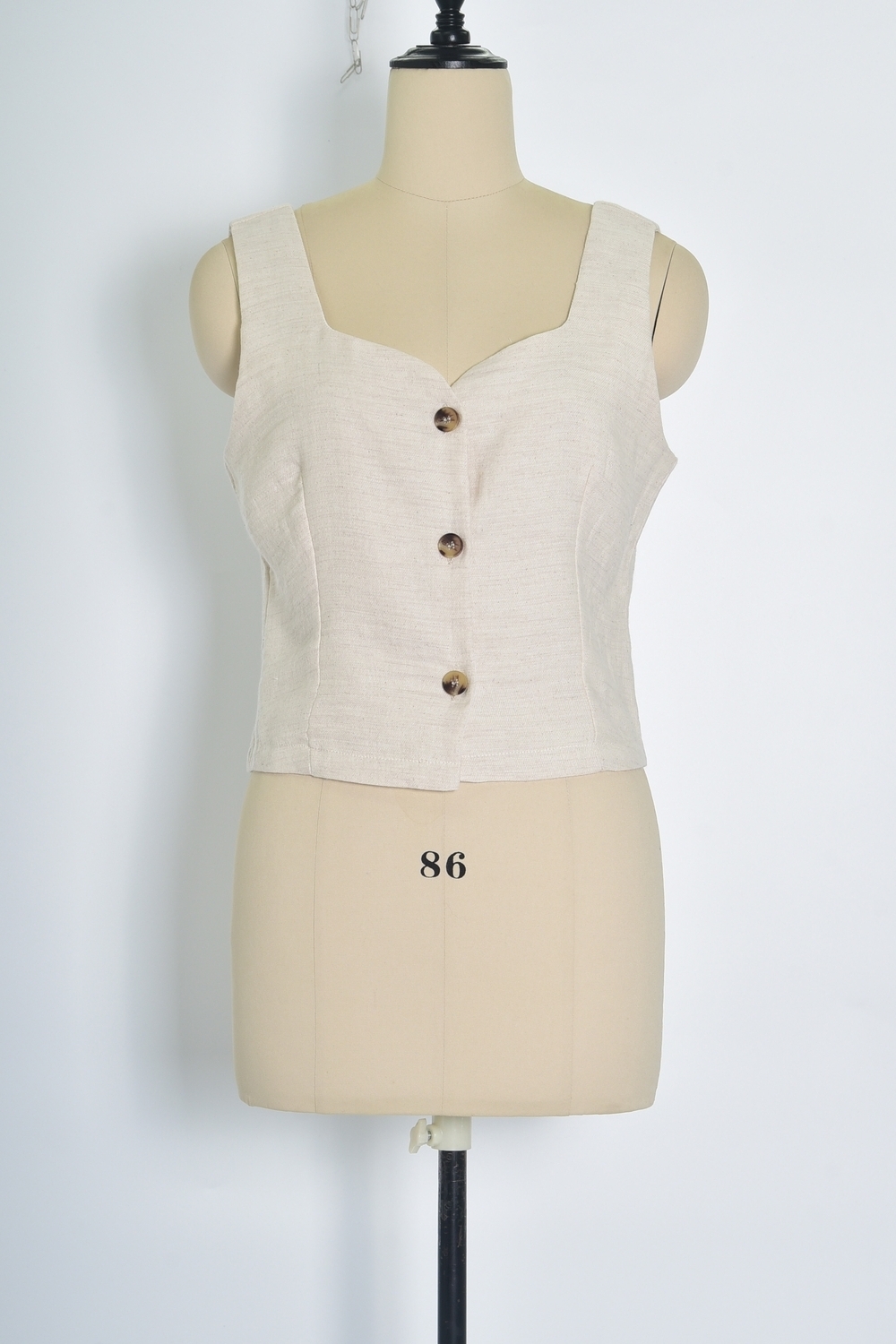 Réf. 47005 - Top ajusté avec encolure légèrement carrée et fermeture boutonnée sur le devant. Pinces discrètes pour une coupe structurée. Finition droite à la base.