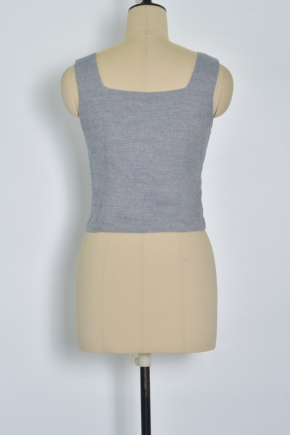 Réf. 47005A - Top ajusté avec encolure légèrement carrée et fermeture boutonnée sur le devant. Pinces discrètes pour une coupe structurée. Finition droite à la base.