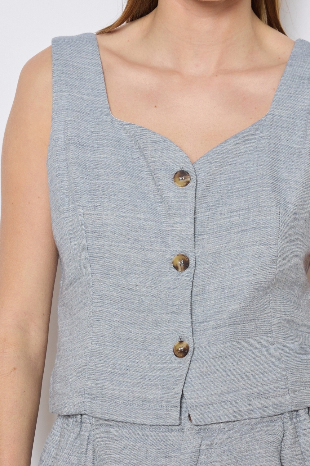 Réf. 47005A - Top ajusté avec encolure légèrement carrée et fermeture boutonnée sur le devant. Pinces discrètes pour une coupe structurée. Finition droite à la base.