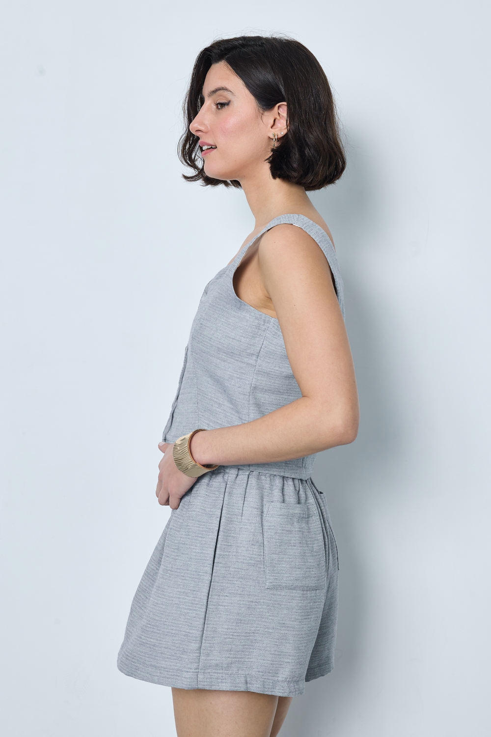 Réf. 47005A - Top ajusté avec encolure légèrement carrée et fermeture boutonnée sur le devant. Pinces discrètes pour une coupe structurée. Finition droite à la base.