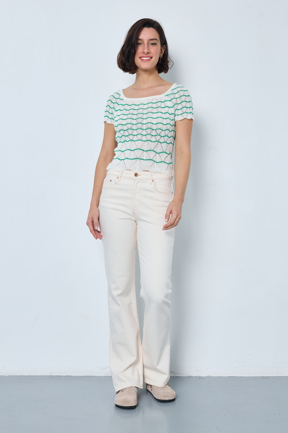 Réf. 47015 - Top ajusté avec encolure ronde dégagée et manches courtes. Tricot ajouré avec motifs en relief réguliers. Finition côtelée discrète à la base et aux manches.