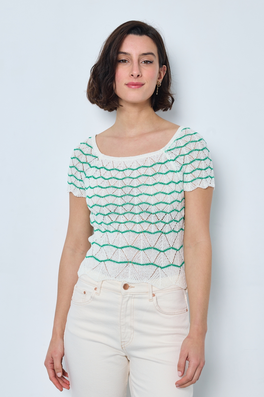 Réf. 47015 - Top ajusté avec encolure ronde dégagée et manches courtes. Tricot ajouré avec motifs en relief réguliers. Finition côtelée discrète à la base et aux manches.