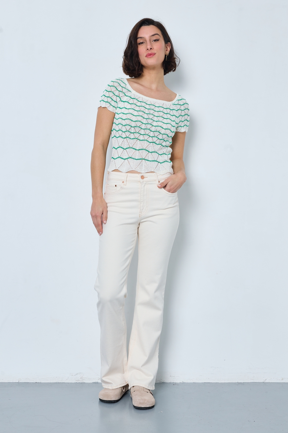 Réf. 47015 - Top ajusté avec encolure ronde dégagée et manches courtes. Tricot ajouré avec motifs en relief réguliers. Finition côtelée discrète à la base et aux manches.