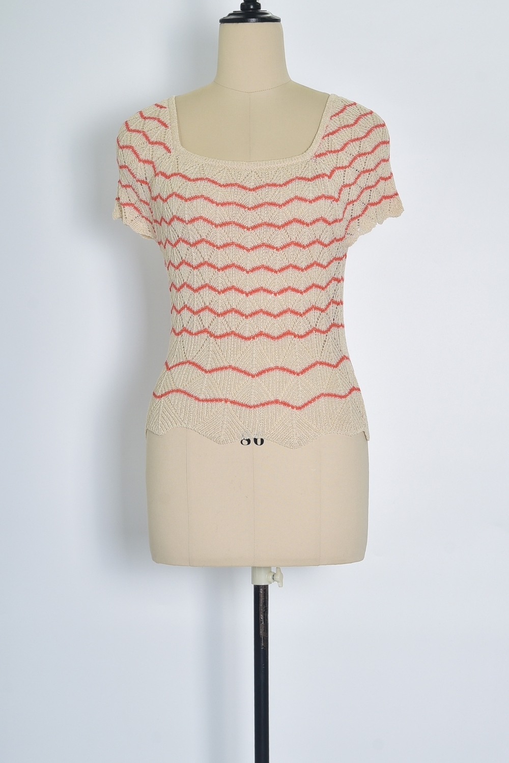 Réf. 47015A - Top ajusté avec encolure ronde dégagée et manches courtes. Tricot ajouré avec motifs en relief réguliers. Finition côtelée discrète à la base et aux manches.