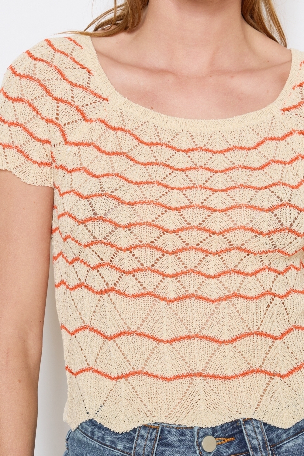 Réf. 47015A - Top ajusté avec encolure ronde dégagée et manches courtes. Tricot ajouré avec motifs en relief réguliers. Finition côtelée discrète à la base et aux manches.