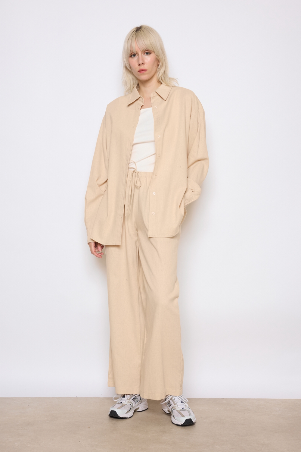 Réf. 41125 - Pantalon large avec ceinture élastique et cordon de serrage. Coupe droite et fluide pour un confort optimal. Poches latérales intégrées. Longueur classique avec finition simple.