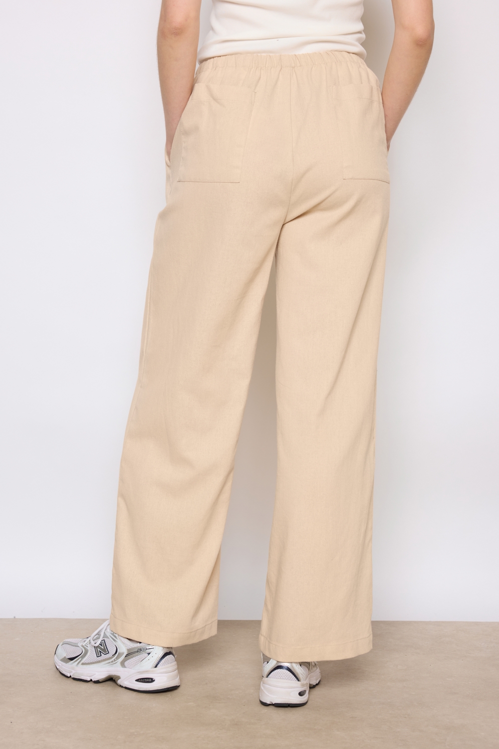 Réf. 41125 - Pantalon large avec ceinture élastique et cordon de serrage. Coupe droite et fluide pour un confort optimal. Poches latérales intégrées. Longueur classique avec finition simple.
