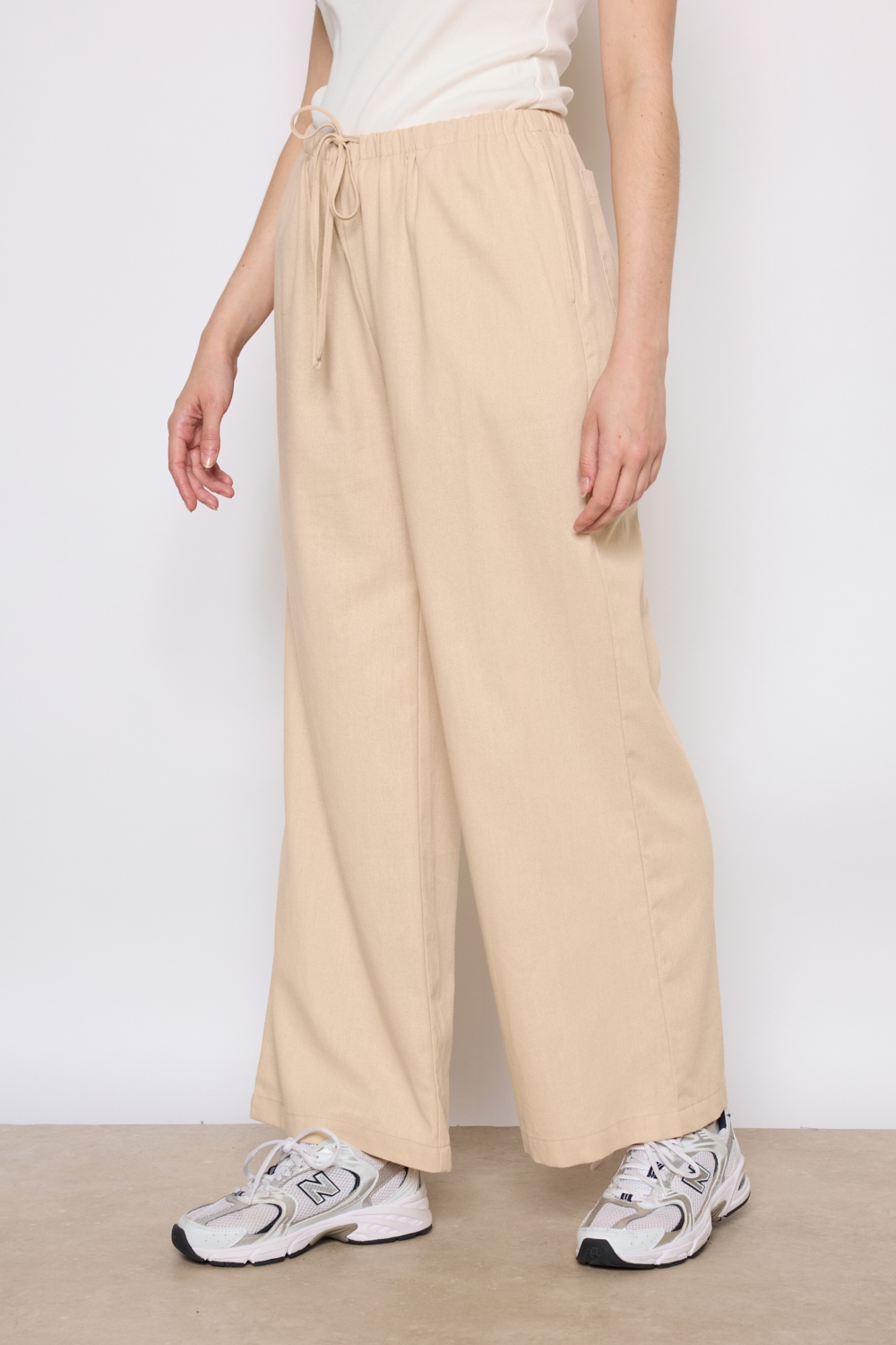 Réf. 41125 - Pantalon large avec ceinture élastique et cordon de serrage. Coupe droite et fluide pour un confort optimal. Poches latérales intégrées. Longueur classique avec finition simple.