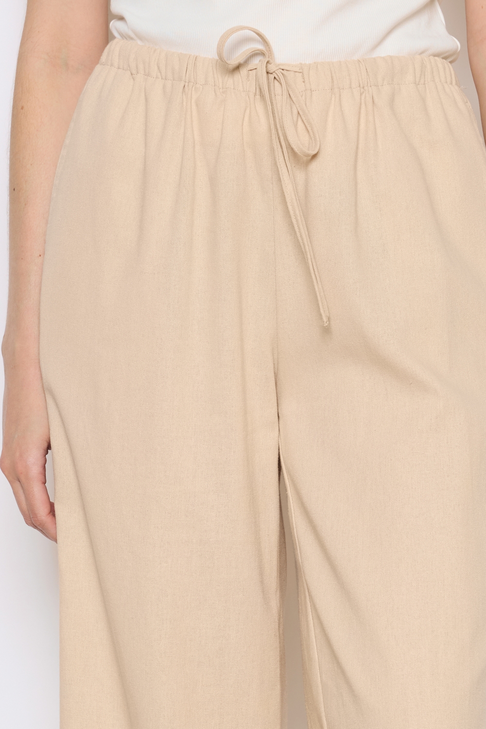 Réf. 41125 - Pantalon large avec ceinture élastique et cordon de serrage. Coupe droite et fluide pour un confort optimal. Poches latérales intégrées. Longueur classique avec finition simple.