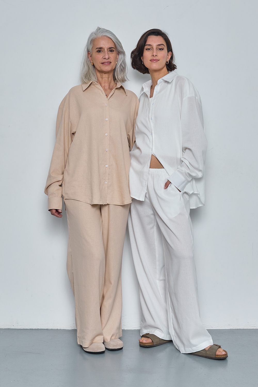 Réf. 41125 - Pantalon large avec ceinture élastique et cordon de serrage. Coupe droite et fluide pour un confort optimal. Poches latérales intégrées. Longueur classique avec finition simple.