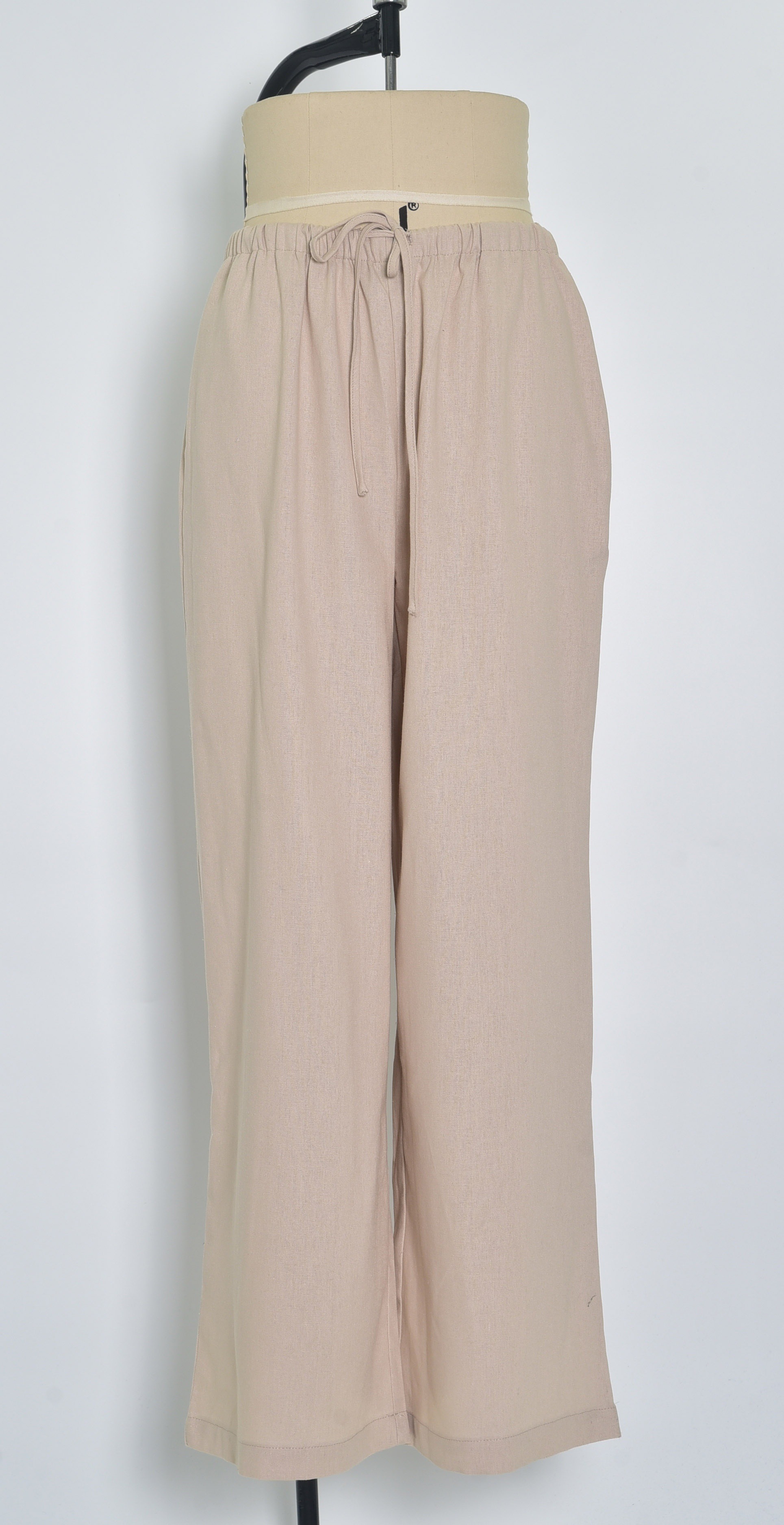 Réf. 41125 - Pantalon large avec ceinture élastique et cordon de serrage. Coupe droite et fluide pour un confort optimal. Poches latérales intégrées. Longueur classique avec finition simple.