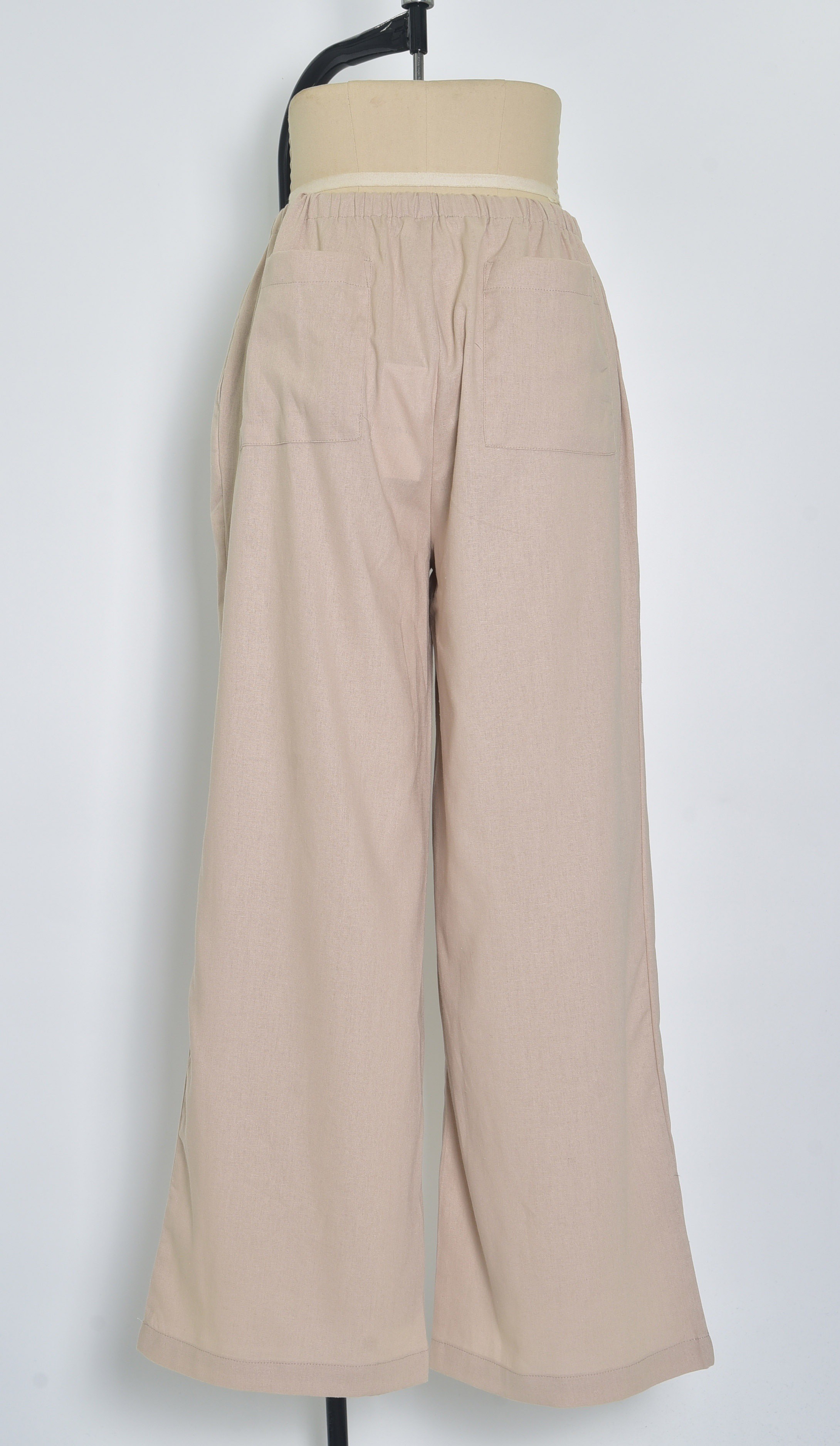 Réf. 41125 - Pantalon large avec ceinture élastique et cordon de serrage. Coupe droite et fluide pour un confort optimal. Poches latérales intégrées. Longueur classique avec finition simple.