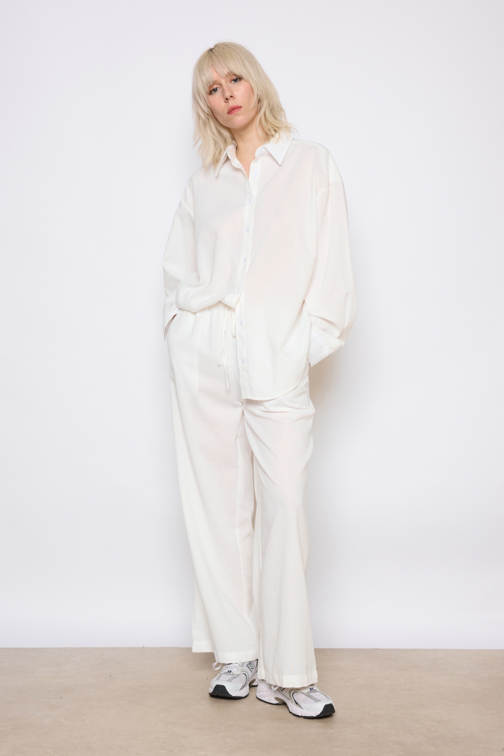 Réf. 41125A - Pantalon large avec ceinture élastique et cordon de serrage. Coupe droite et fluide pour un confort optimal. Poches latérales intégrées. Longueur classique avec finition simple.