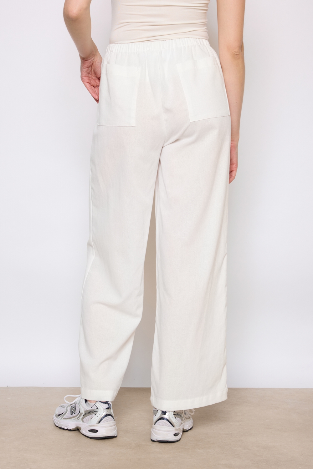 Réf. 41125A - Pantalon large avec ceinture élastique et cordon de serrage. Coupe droite et fluide pour un confort optimal. Poches latérales intégrées. Longueur classique avec finition simple.
