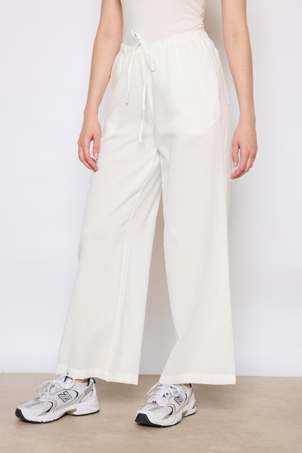 Réf. 41125A - Pantalon large avec ceinture élastique et cordon de serrage. Coupe droite et fluide pour un confort optimal. Poches latérales intégrées. Longueur classique avec finition simple.