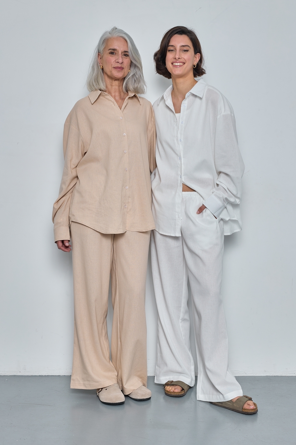 Réf. 41125A - Pantalon large avec ceinture élastique et cordon de serrage. Coupe droite et fluide pour un confort optimal. Poches latérales intégrées. Longueur classique avec finition simple.