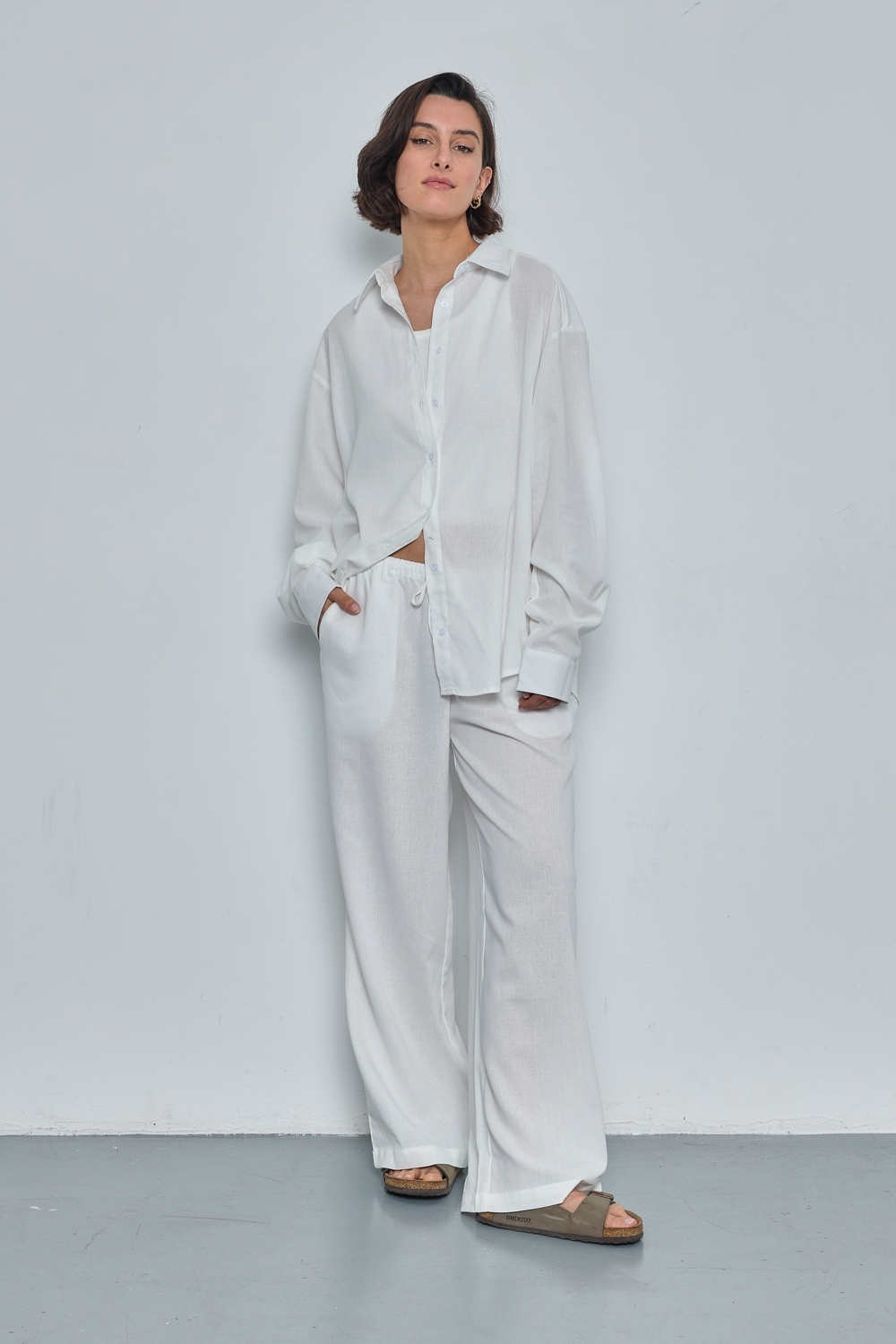 Réf. 41125A - Pantalon large avec ceinture élastique et cordon de serrage. Coupe droite et fluide pour un confort optimal. Poches latérales intégrées. Longueur classique avec finition simple.