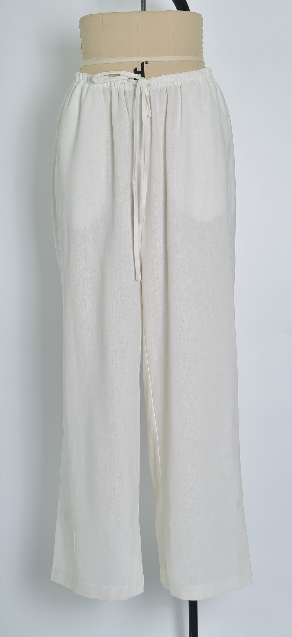 Réf. 41125A - Pantalon large avec ceinture élastique et cordon de serrage. Coupe droite et fluide pour un confort optimal. Poches latérales intégrées. Longueur classique avec finition simple.