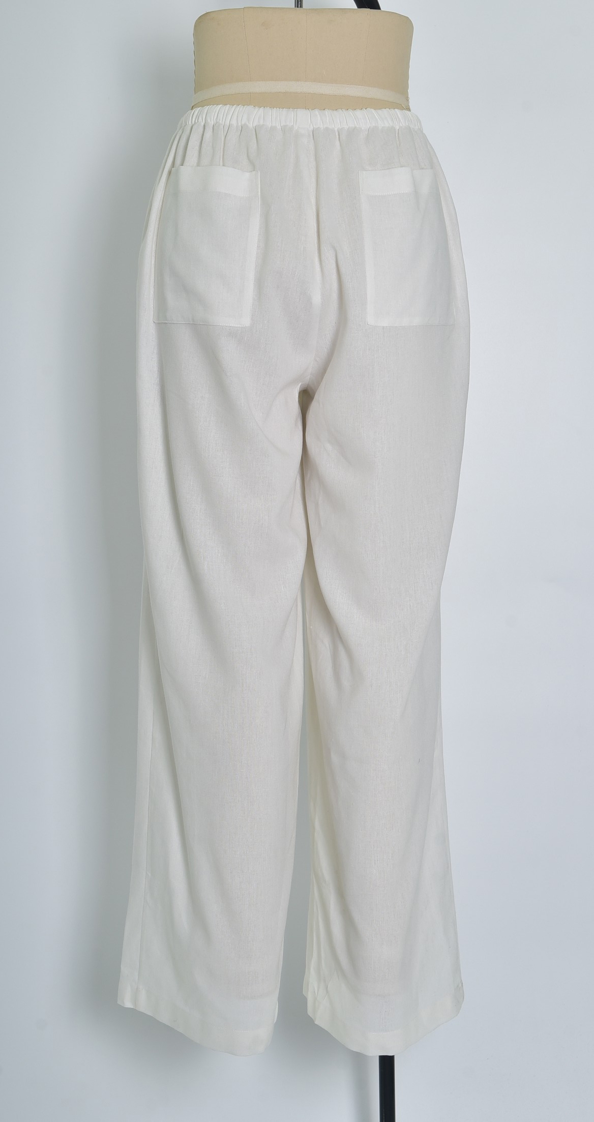 Réf. 41125A - Pantalon large avec ceinture élastique et cordon de serrage. Coupe droite et fluide pour un confort optimal. Poches latérales intégrées. Longueur classique avec finition simple.