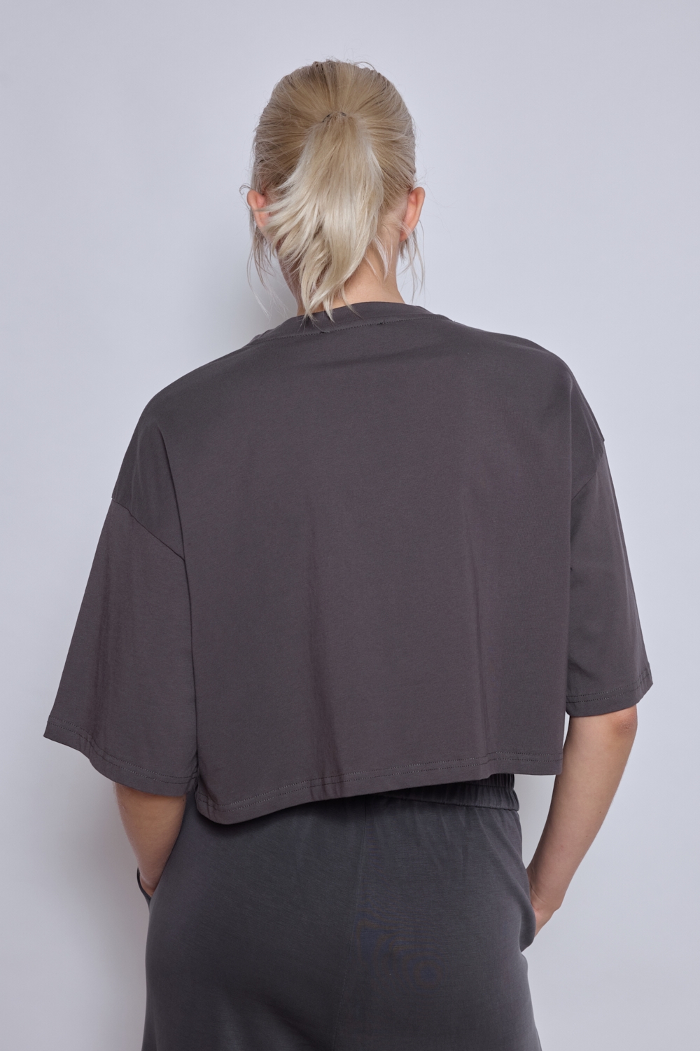 Réf. 43027 - Crop top gris à col rond à demi-manches et à épaules tombantes
