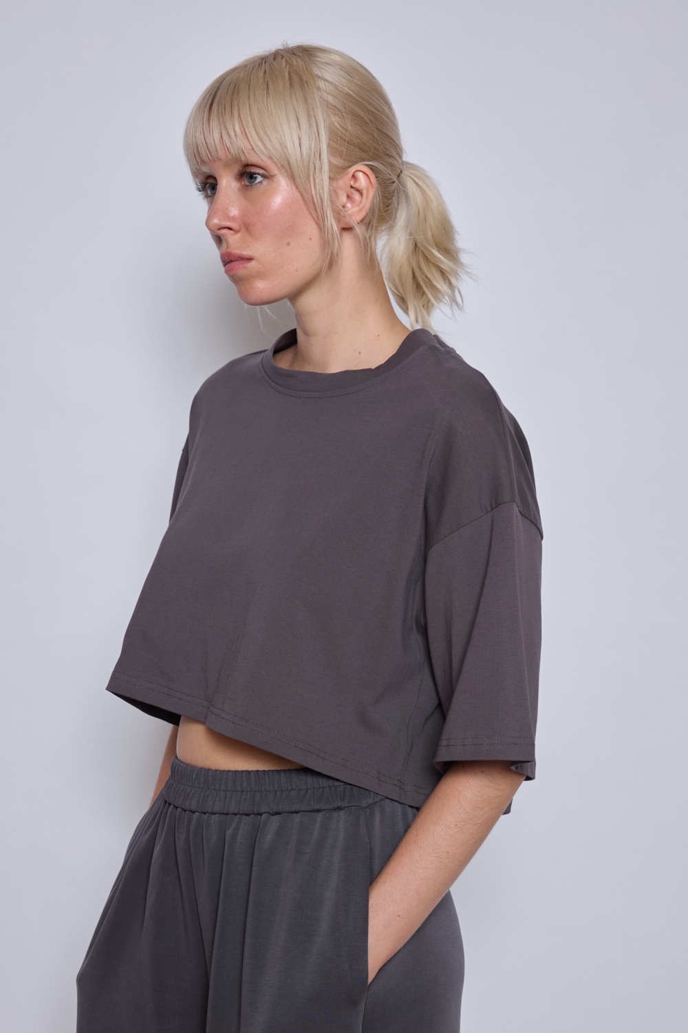 Réf. 43027 - Crop top gris à col rond à demi-manches et à épaules tombantes