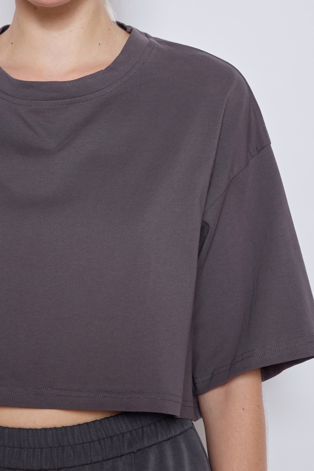 Réf. 43027 - Crop top gris à col rond à demi-manches et à épaules tombantes