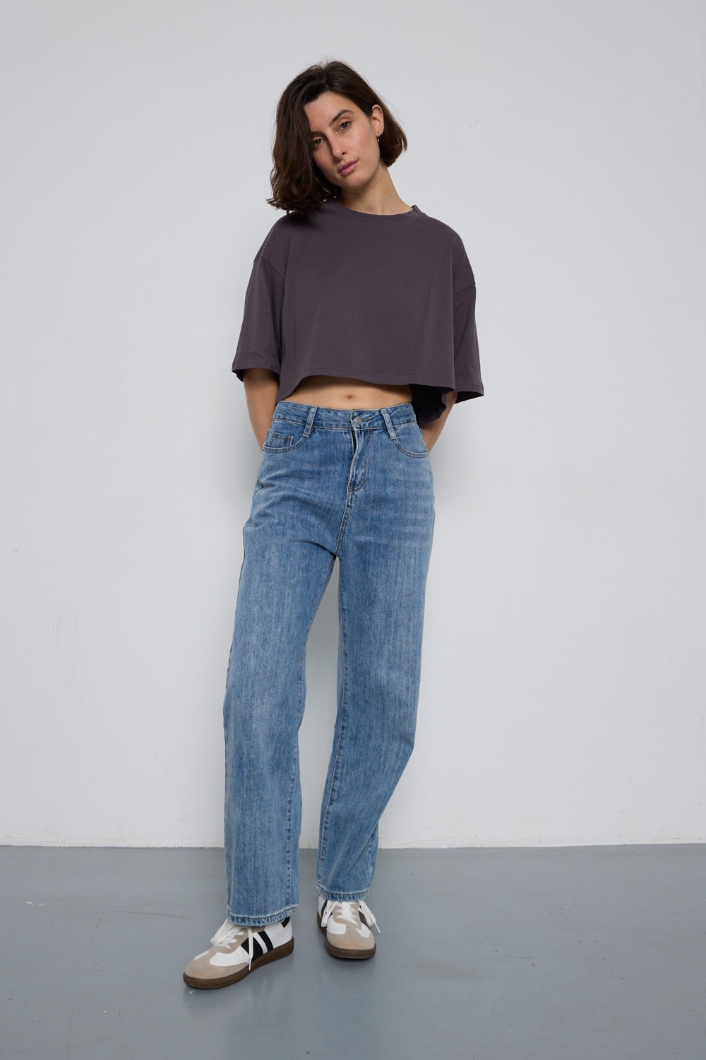 Réf. 43027 - Crop top gris à col rond à demi-manches et à épaules tombantes