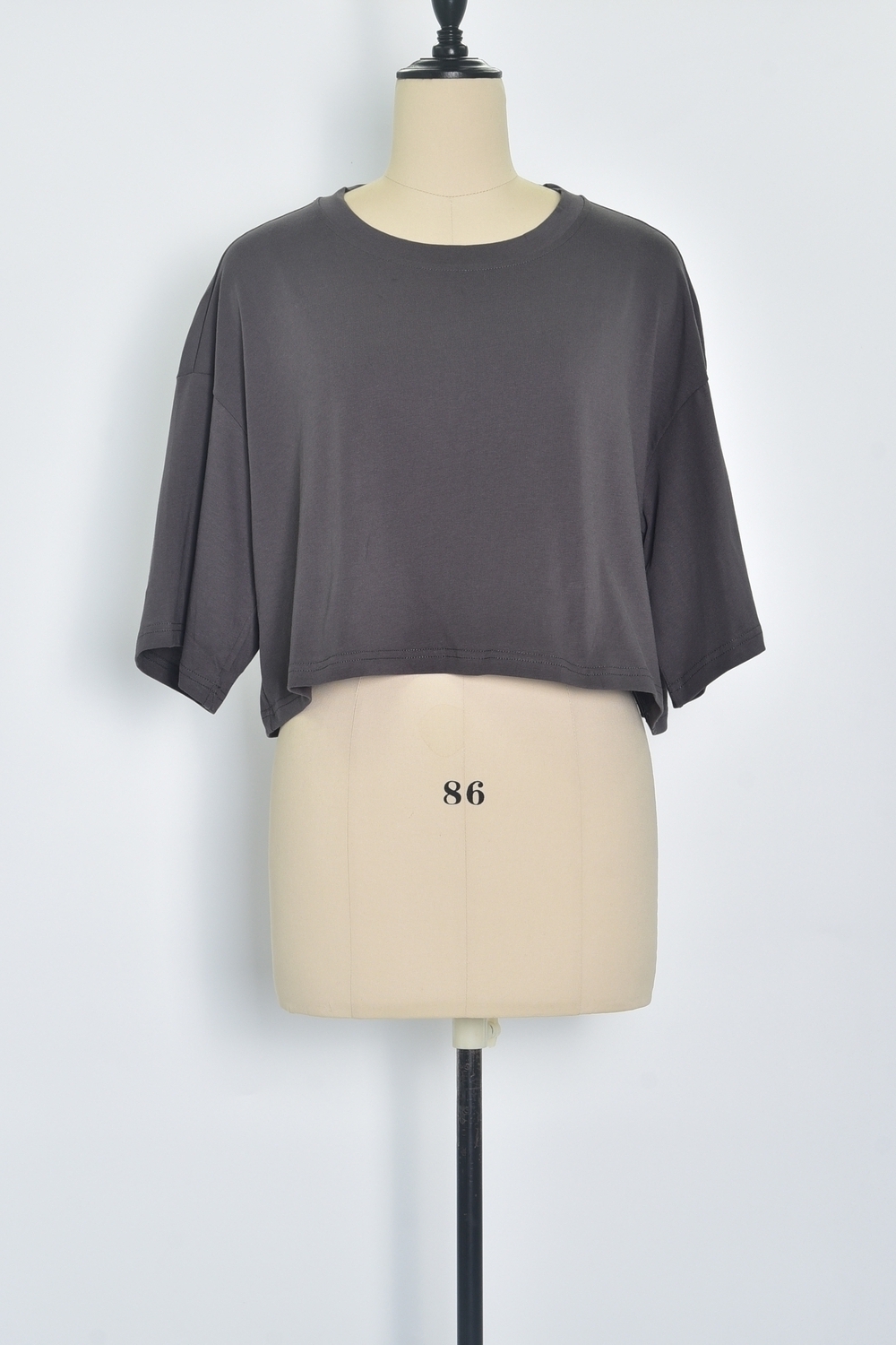 Réf. 43027 - Crop top gris à col rond à demi-manches et à épaules tombantes