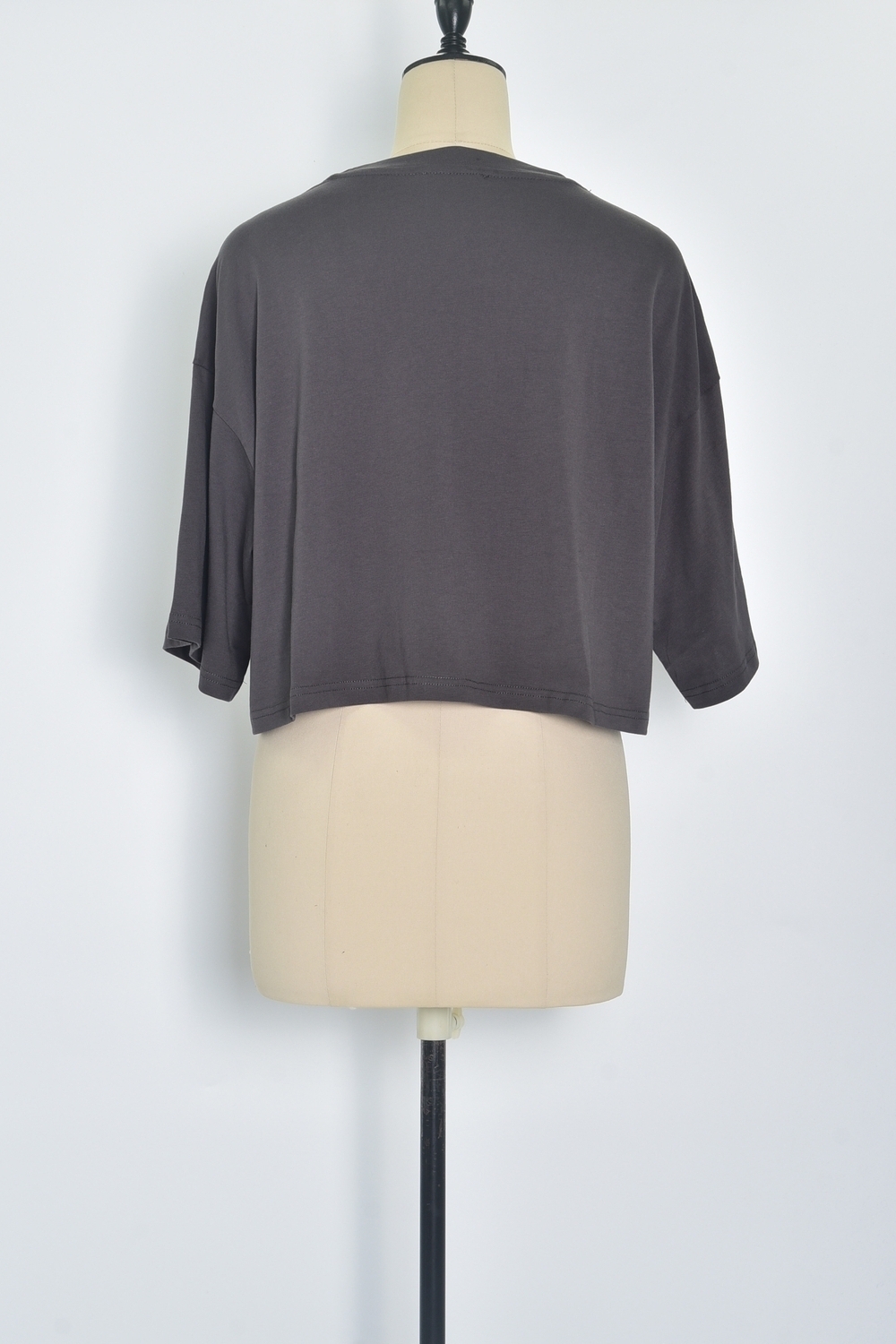 Réf. 43027 - Crop top gris à col rond à demi-manches et à épaules tombantes